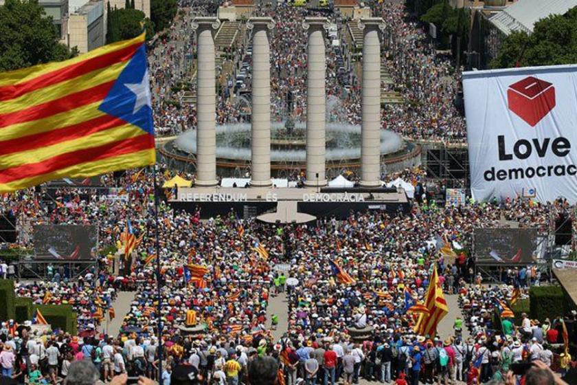 On binlerce Katalan ‘karar verme hakkı’ için destek istedi