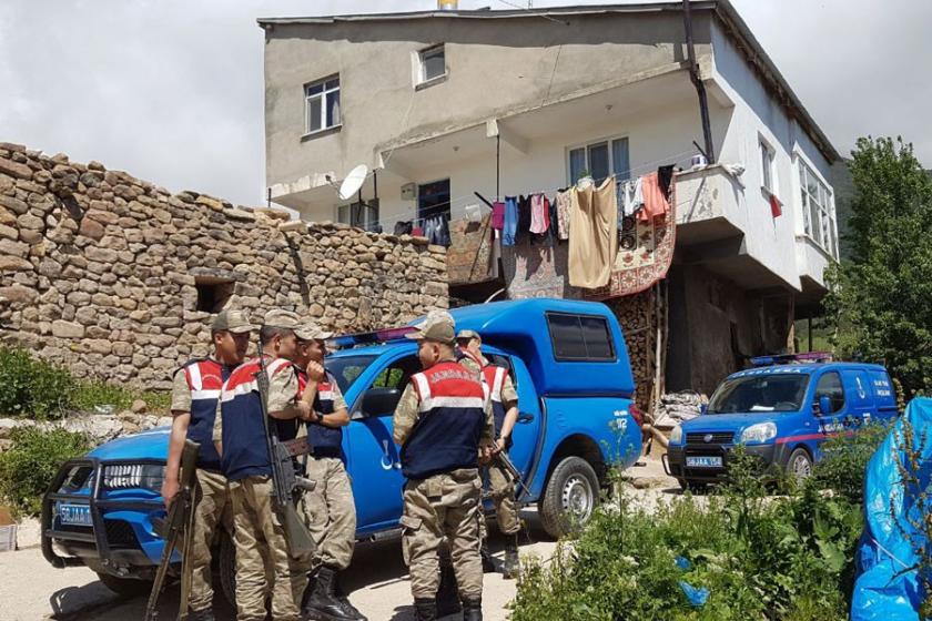 Genç kadın bir aylık eşini vurup intihar etti