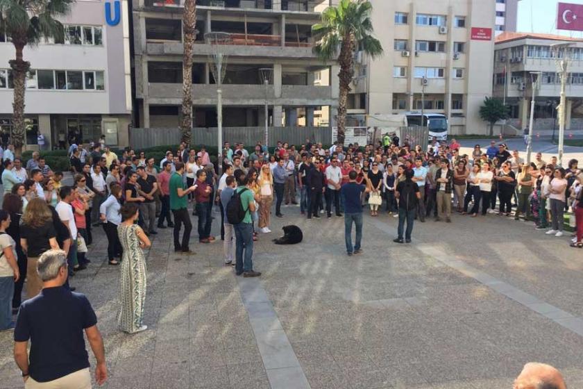 İzmir Belediyesi çalışanları açıklama bekliyor