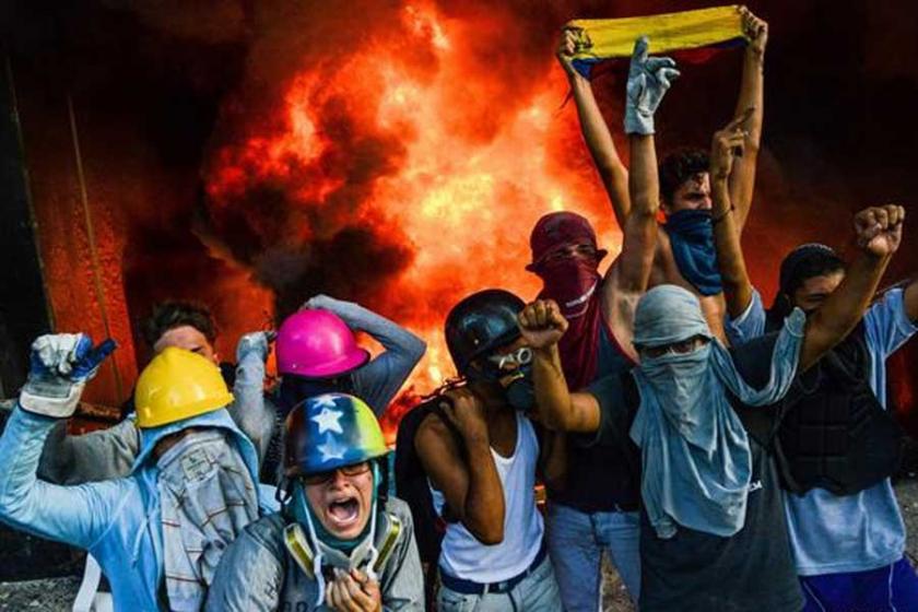 Venezuela’da muhalifler Yüksek Mahkeme binasını ateşe verdi