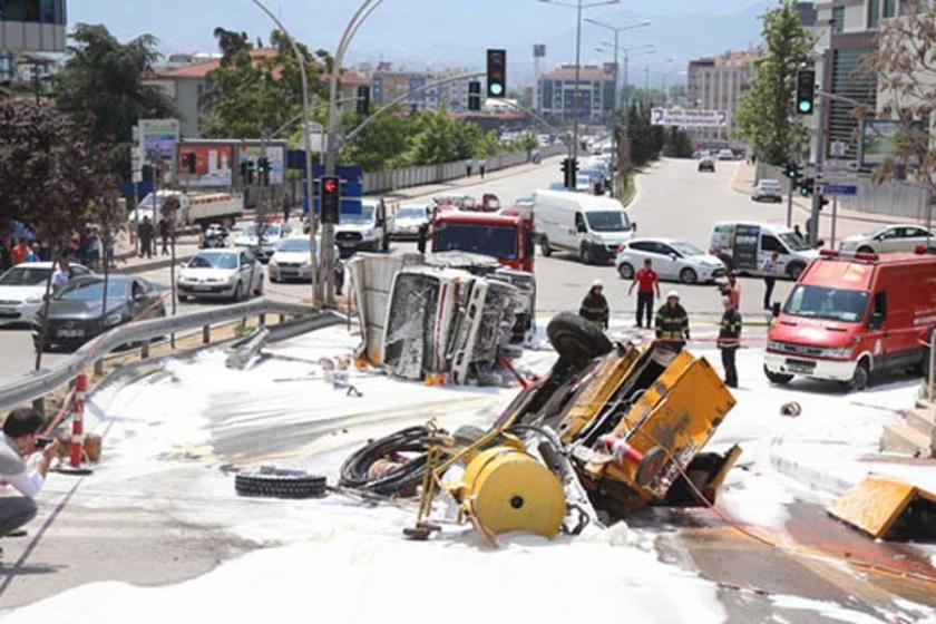 İzmit'te kamyon, 6 aracı ezdi: Yaralılar var