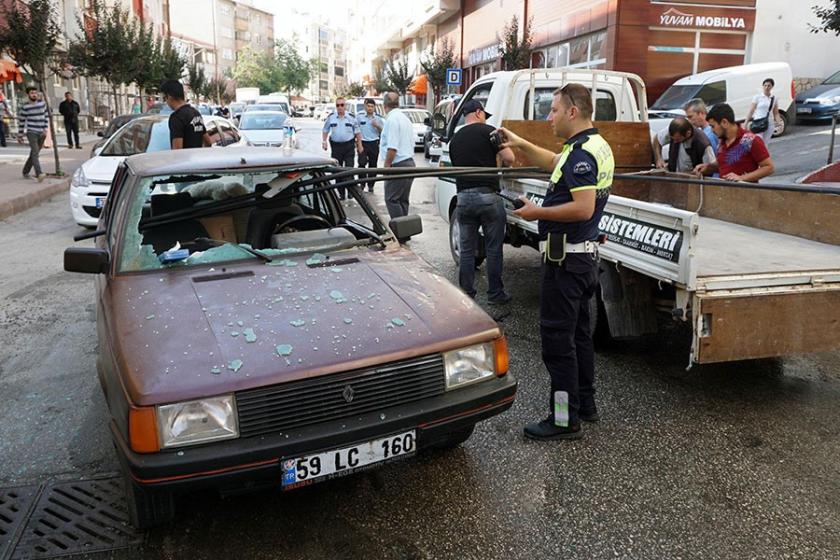 Kamyonetteki demir borular otomobilin camından girdi