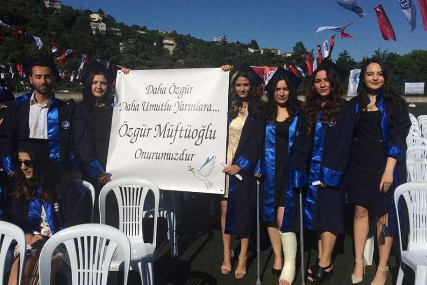 Öğrencileri akademisyen Özgür Müftüoğlu için pankart açtı