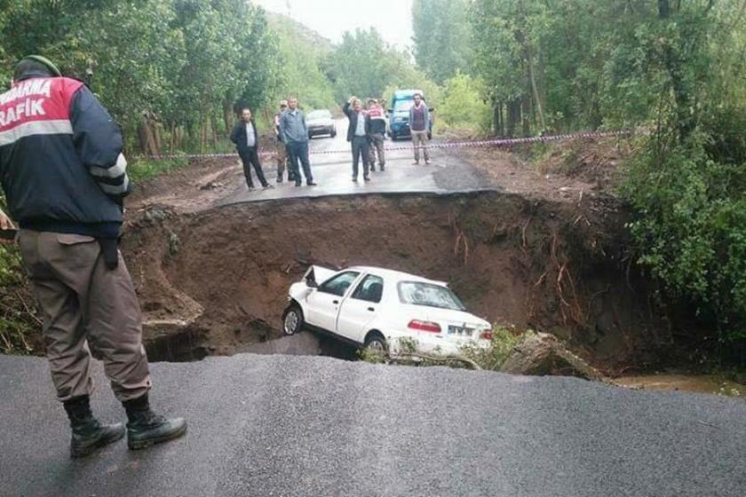 Köprü çöktü, otomobil ırmağa düştü