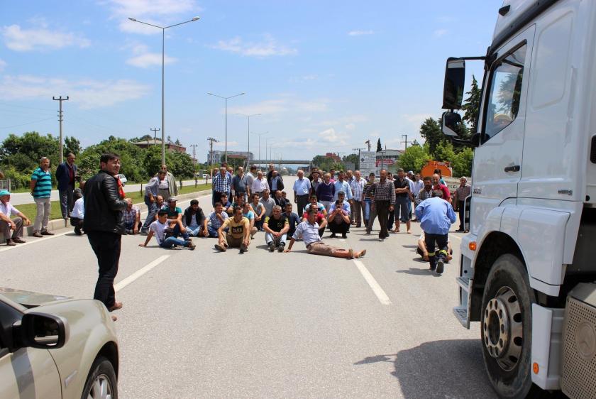 Samsun Çarşamba'da çiftçiler karayolunu kapattı