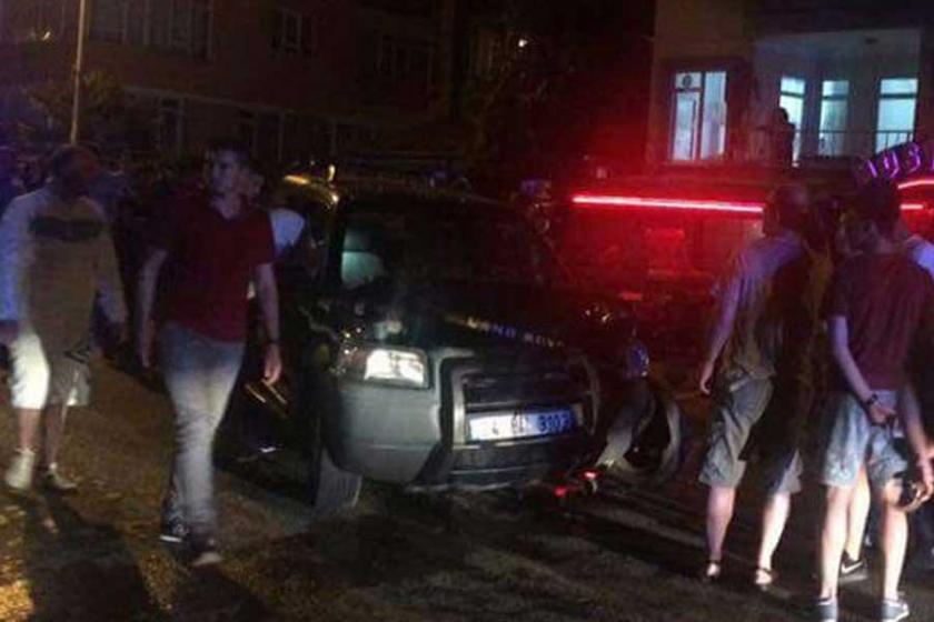 Gölcük'te cip, kafenin önünde oturanlara çarptı