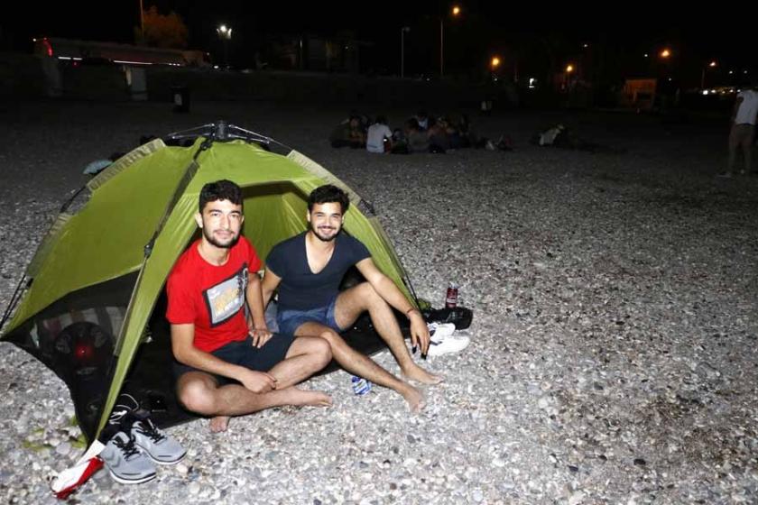 Antalya'da sıcaktan bunalanlar gece çadır kurup sabahladılar