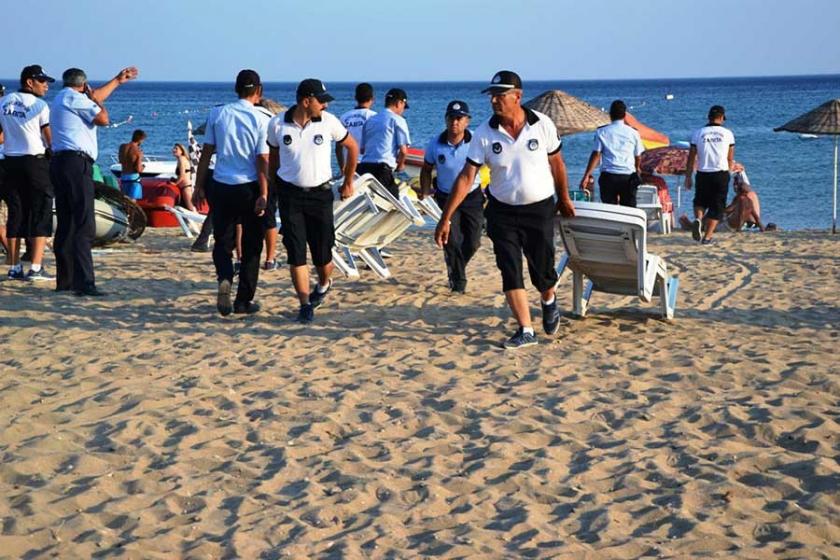 Sarımsaklı plajında şezlong ve şemsiyelere müdahale