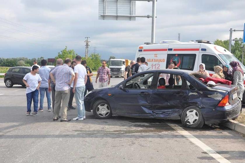 Cezaevine tutuklu götüren polis ekibi kaza yaptı