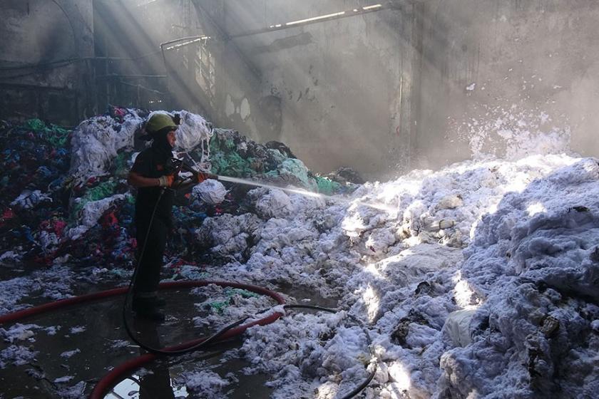 Bursa'da tekstil fabrikasının deposu küle döndü