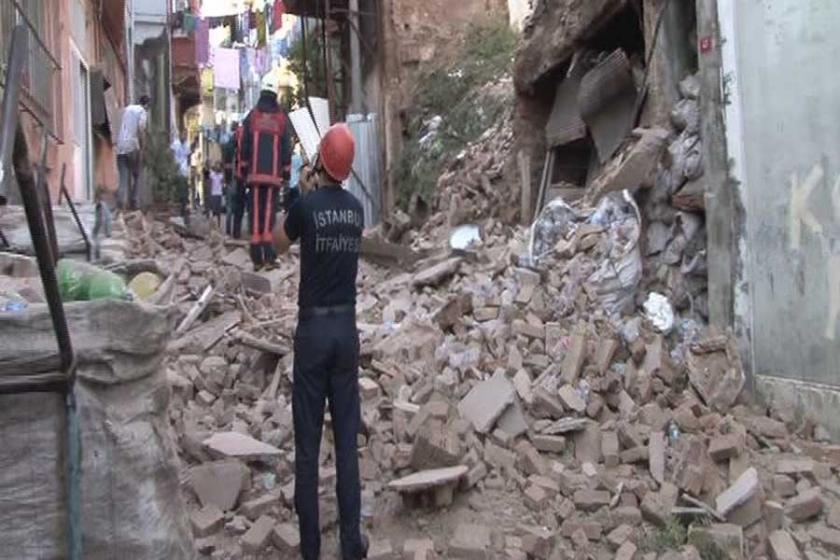 Beyoğlu'da 2 katlı bina çöktü