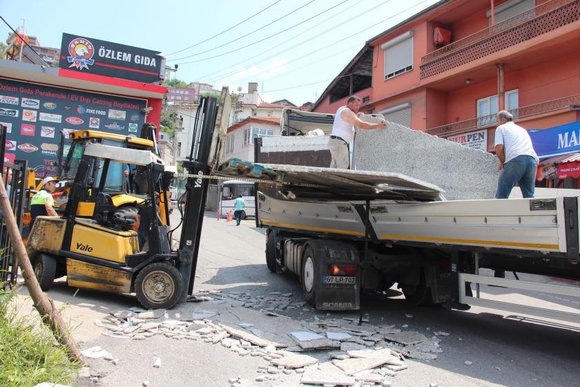 Mermer plakaların altında kalan işçi yaralandı