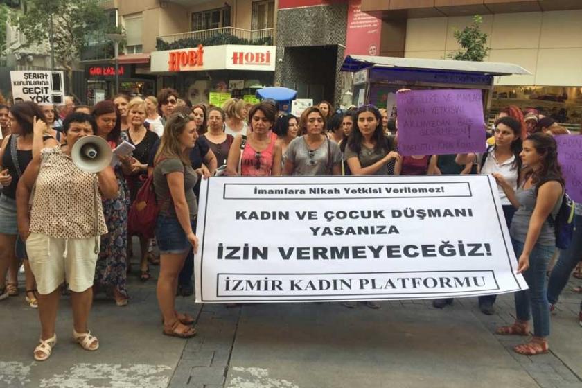 İzmir’de kadınlar müftülük yasasını protesto etti 