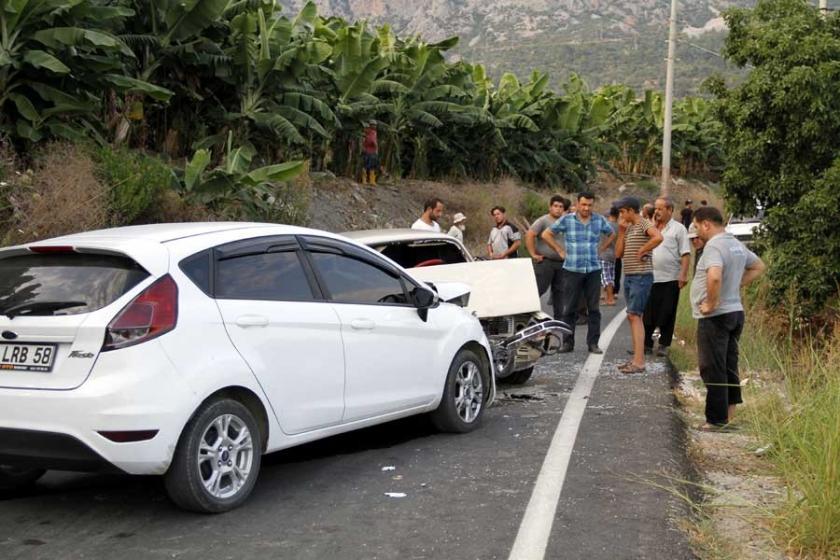 Alanya'da iki otomobil çarpıştı: 12 yaralı