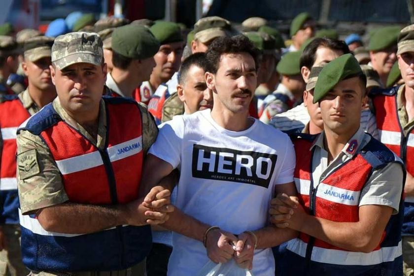 'Hero' tişörtünde 5 cezaevi görevlisine dava