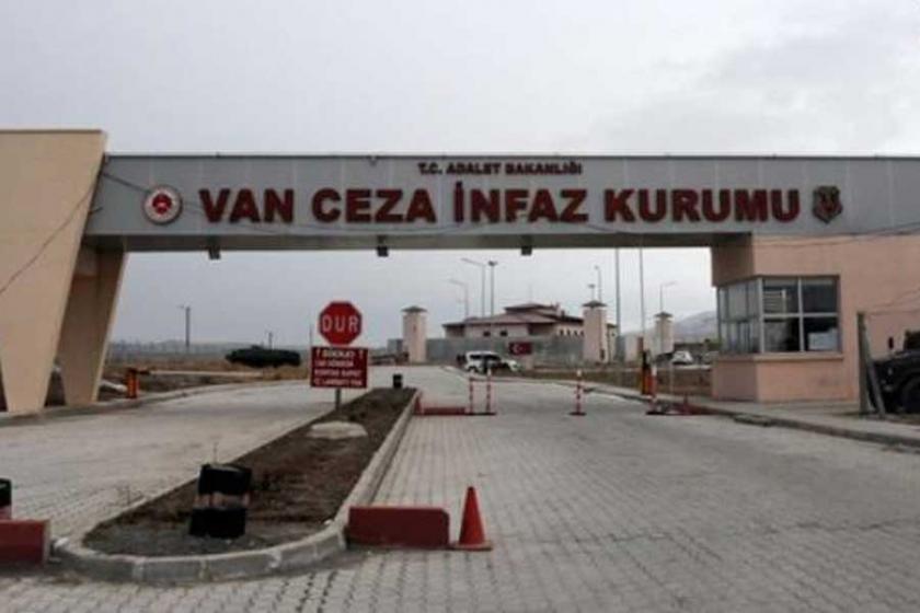 Van T Tipi Cezaevi’nde kadın tutuklular saçlarını kazıttı!