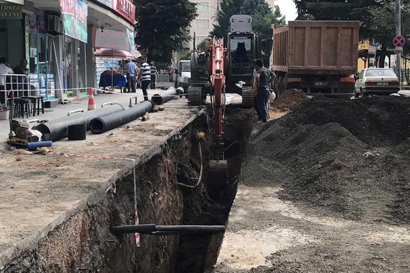 Toprak altında kalan işçiyi arkadaşları kurtardı