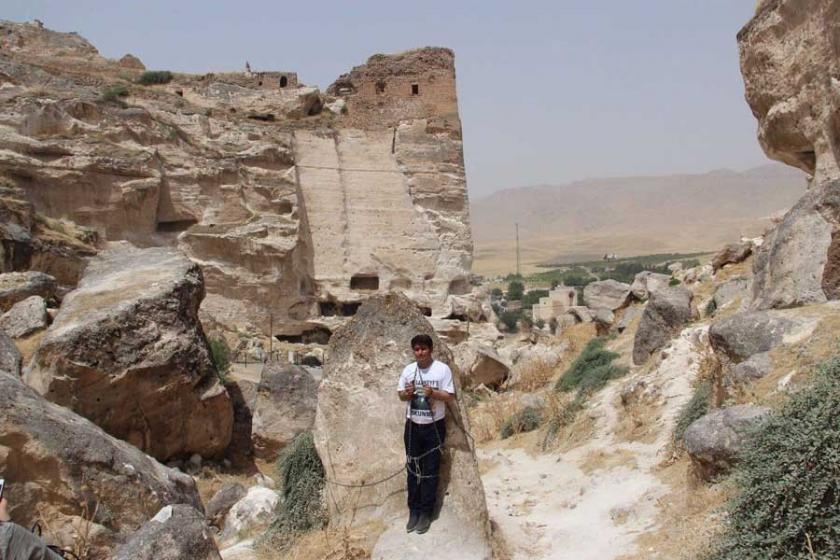 HDP’li vekil kendini Hasankeyf’teki kayalara zincirledi