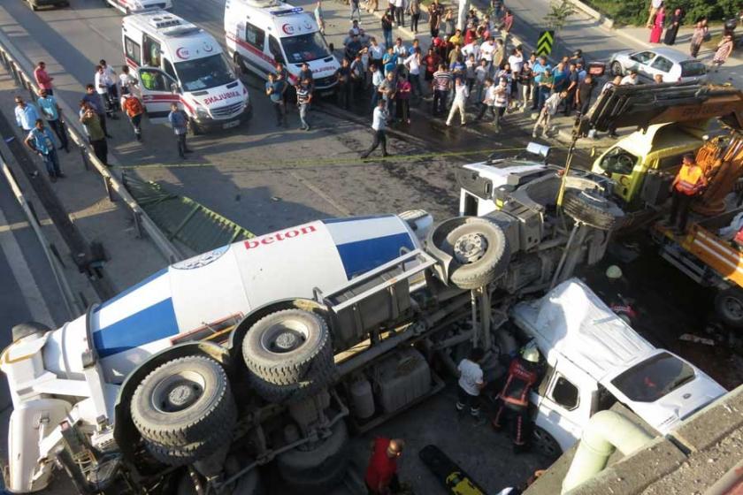 Kadıköy'de beton mikseri aracın üstüne uçtu: 1 ölü