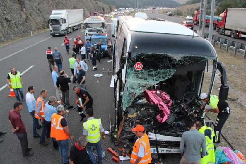 Yolcu otobüsüyle kamyon çarpıştı: 1 ölü, 21 yaralı