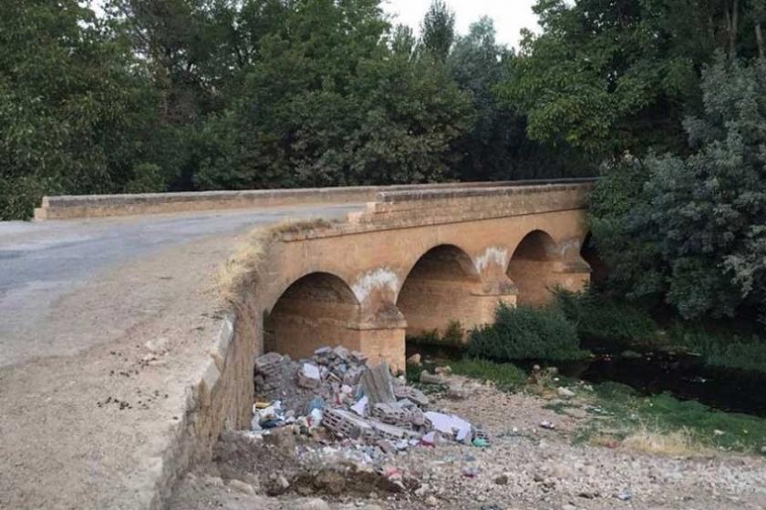 Mardin'de belediye tarihi köprüyü çöplük yaptı