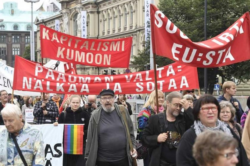 Finlandiya’da göstericiler hükümetin istifasını istedi