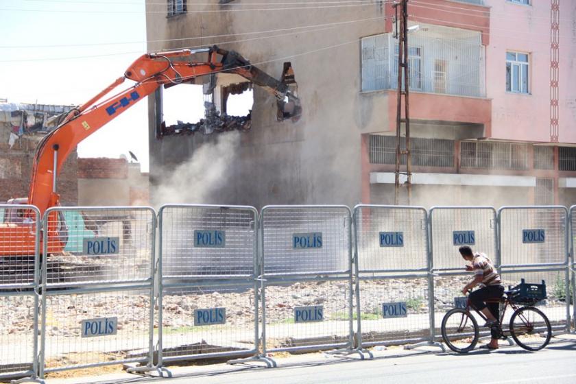 Sur’da içinde eşyalar olan ev zorla yıkıldı: 3 gözaltı