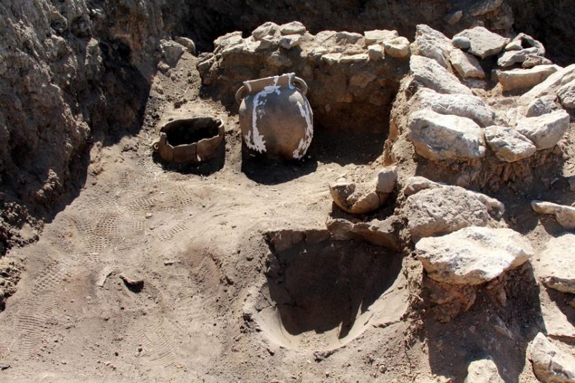 Hacılar Büyük Höyük'te 5 bin yıllık küpler bulundu