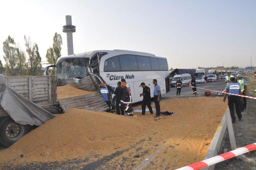 Ankara'da yolcu otobüsü TIR'a çarptı: 3 ölü