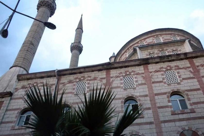 Minareden kafasına hoparlör düşen yurttaş yaralandı