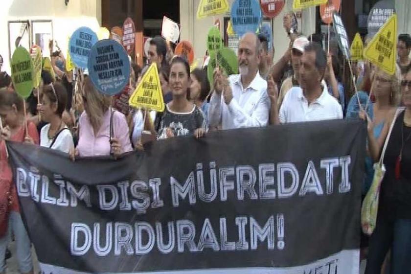 'Bilim dışı müfredatı durduralım' diyerek eylem yaptılar