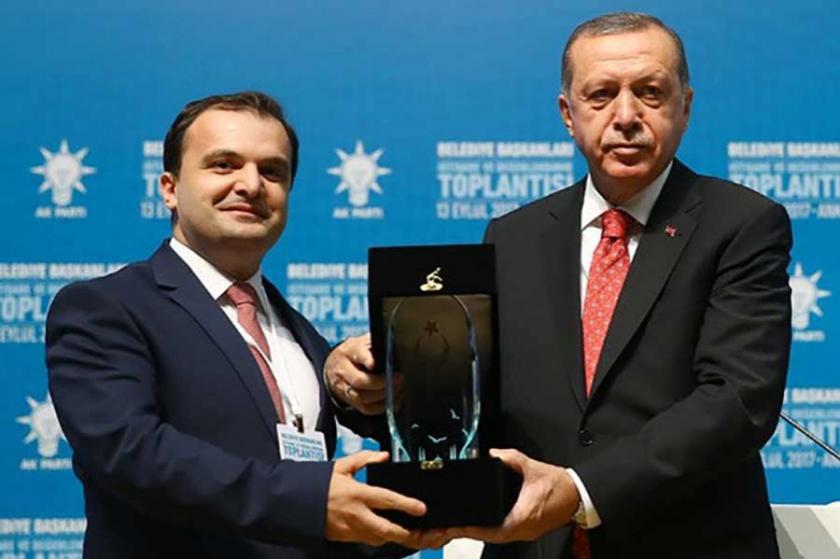 Ödül alan AKP’li Başkan: İddialar asılsız, hedef Erdoğan