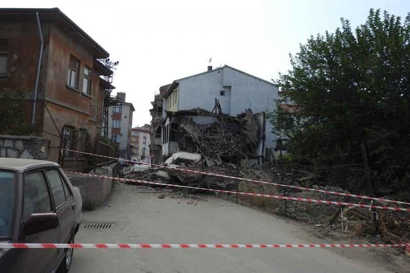 İlkokulun yakınındaki metruk bina çöktü