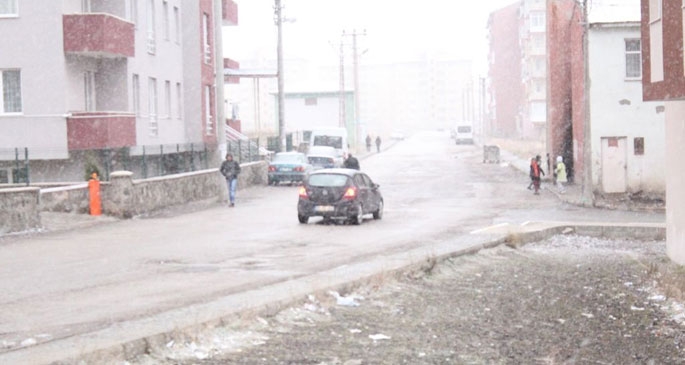 Erzurum'da ilk kar yağışı