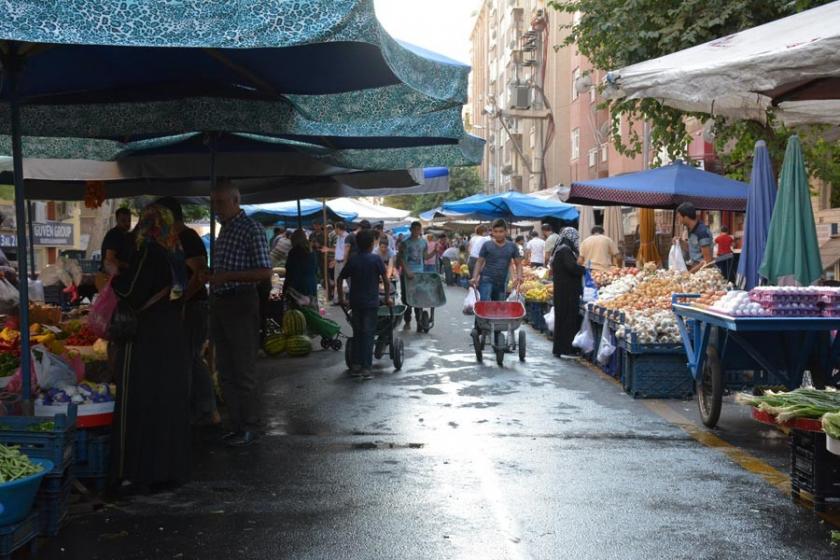 'Hep fakir eziliyor zengin yine zengin'