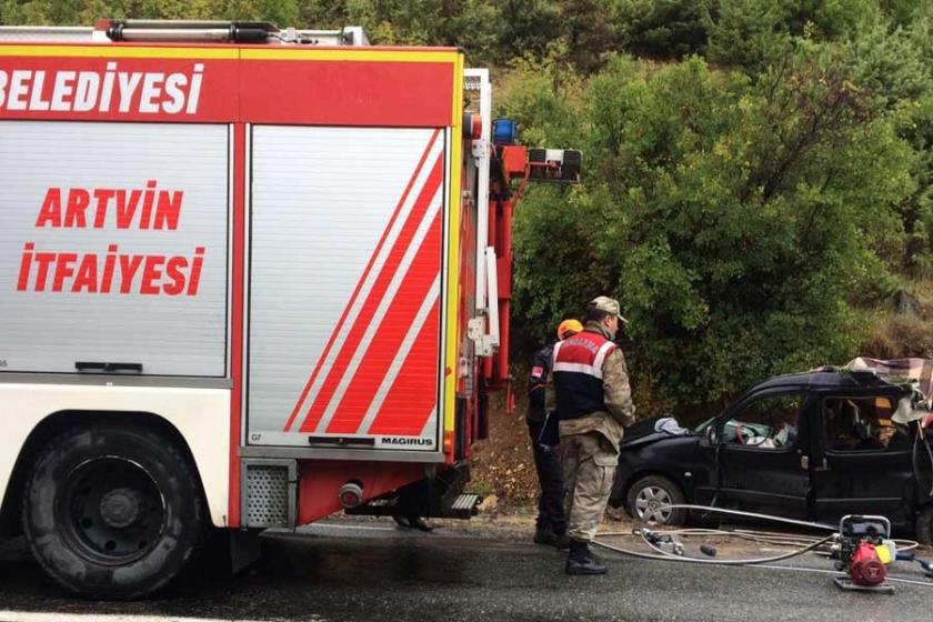 Şavşat’ta kaya kütlesi aracın üzerine düştü: 3 ölü, 1 yaralı