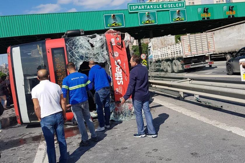 İstanbul Bahçeşehir'de iki katlı özel halk otobüsü devrildi