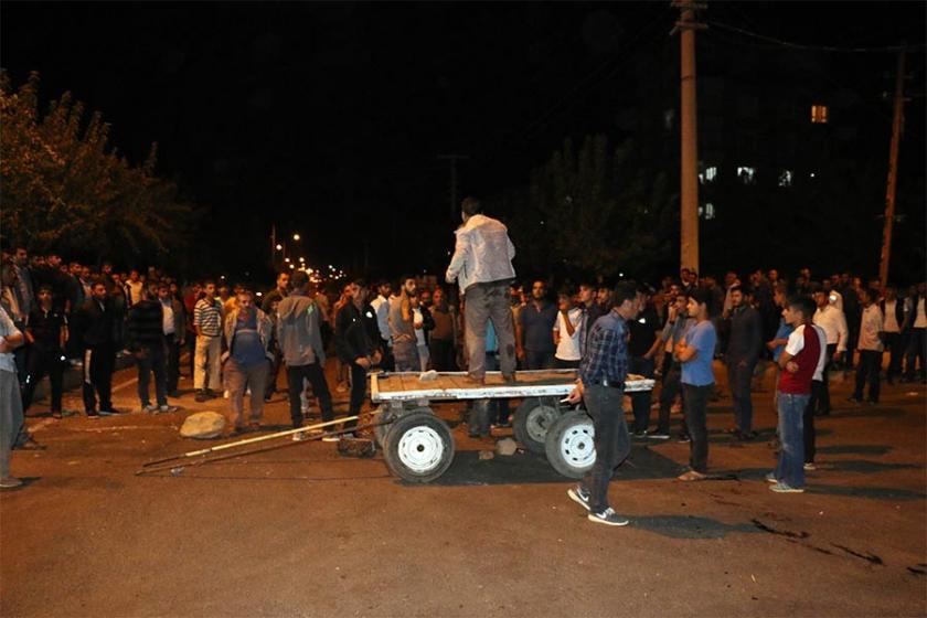 Halk ölümlü kaza sonrası yolu kapatıp eylem yaptı