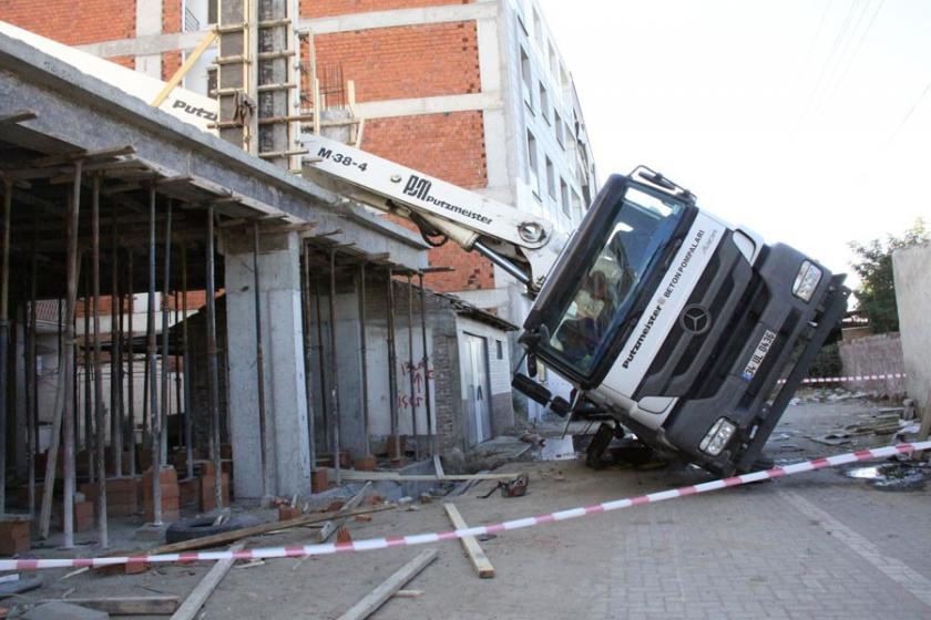 Beton pompasının altında kalan işçi yaşamını yitirdi