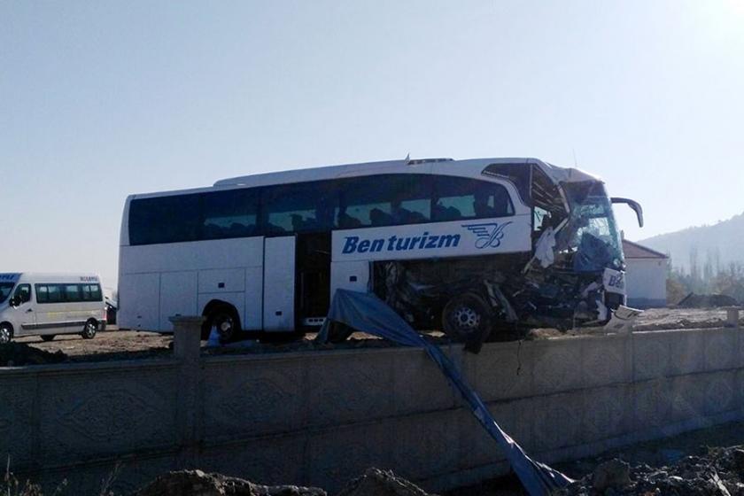 Afyon'da yolcu otobüsü TIR'a çarptı: 1 ölü, 23 yaralı