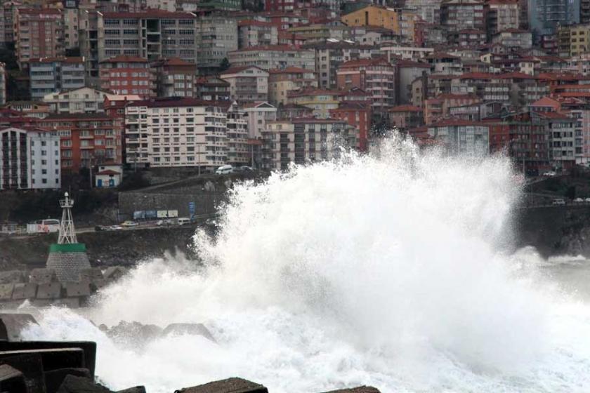 Zonguldak'ta dalga boyu 4 metreye ulaştı