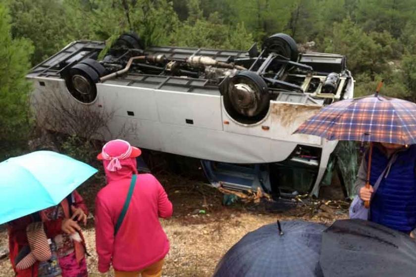 Akseki'de tur midibüsü devrildi: 20 yaralı