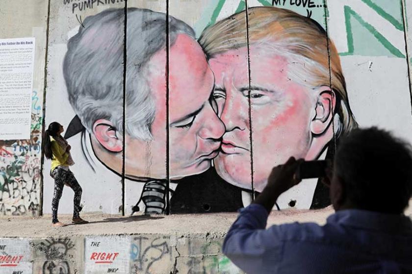 Batı Şeria’da Netanyahu ve Trump'ın öpüştüğü graffiti 