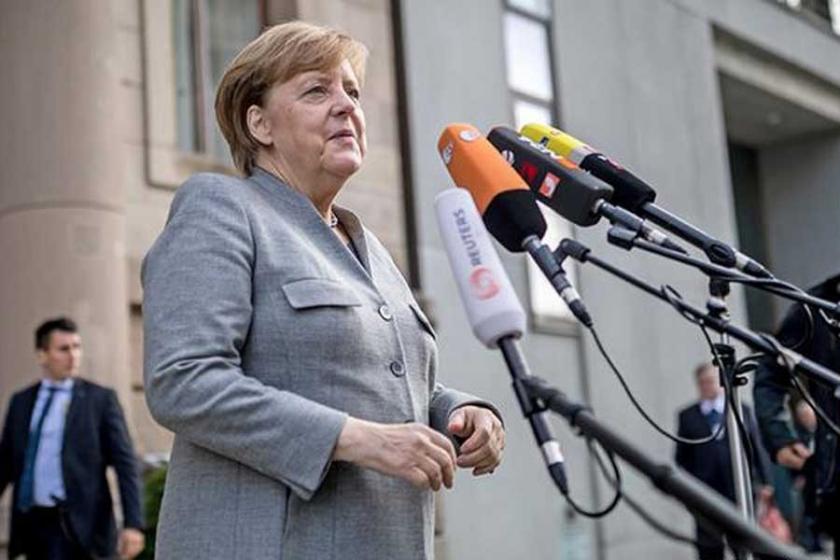 Merkel'e gençlik örgütünden istifa çağrısı