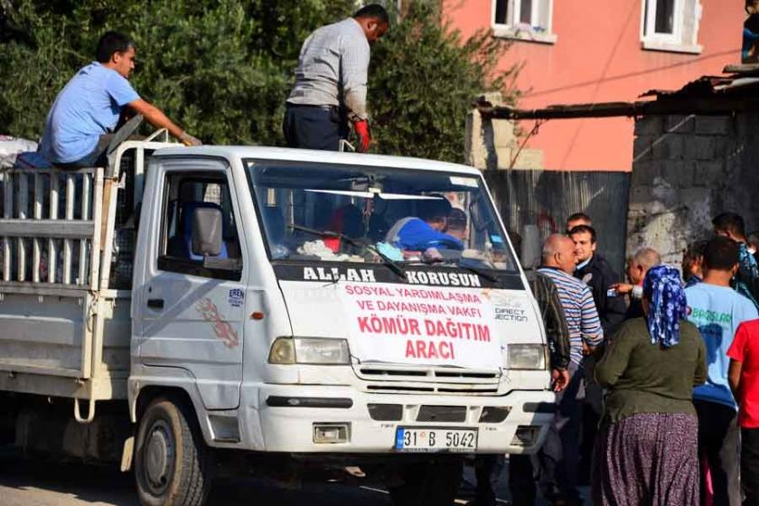 Adana'da kömür dağıtımı sırasında izdiham yaşandı