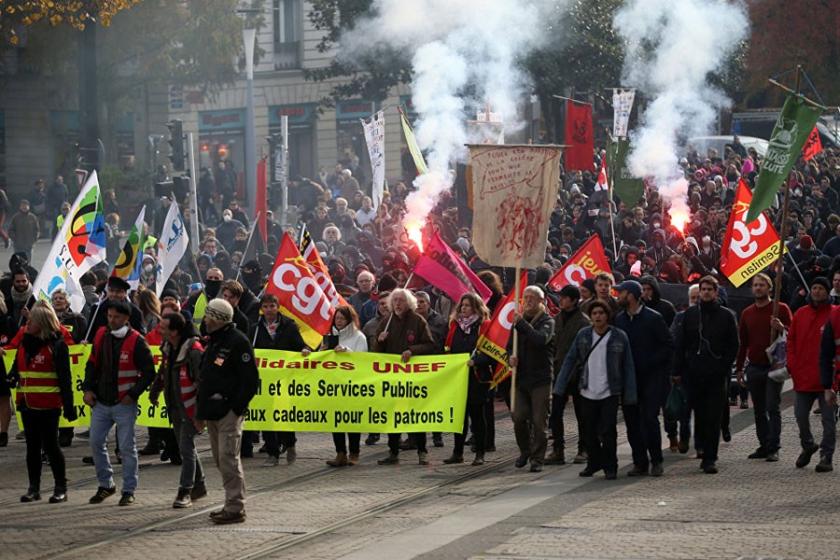 Paris'te on binler Macron'un yeni iş yasasını protesto etti