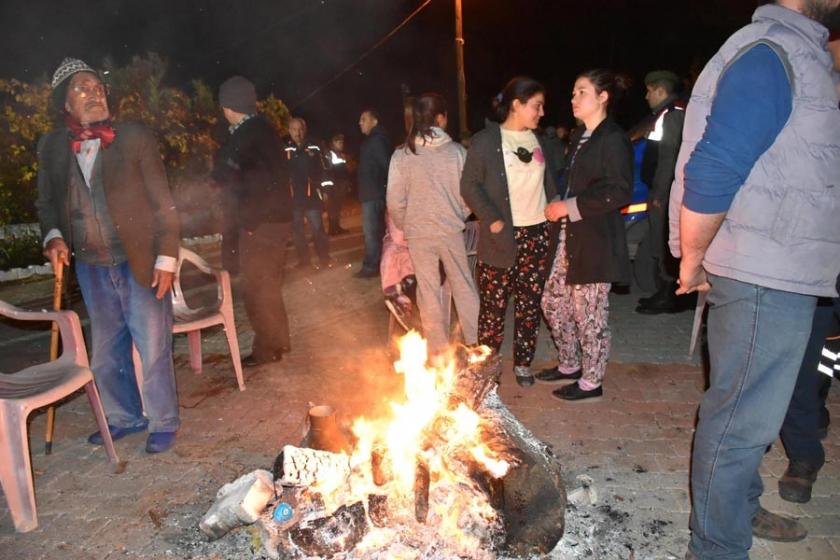 Muğla'da depremden sonrası halk geceyi sokakta geçirdi