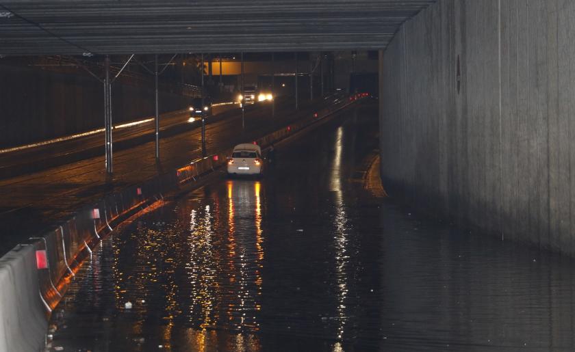 Antalya'da yollar göle döndü, evleri su bastı