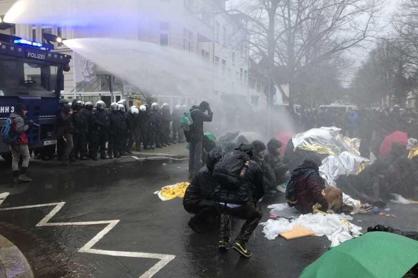 Almanya'da binlerce kişi ırkçı AfD kongresini protesto etti