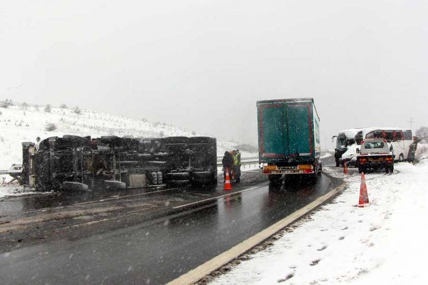 Kar temizleme aracı, otobüs ve minibüse çarptı: 6 yaralı